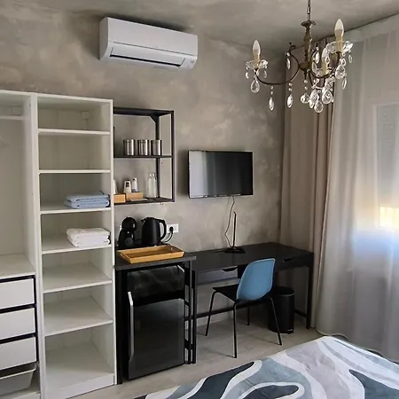 Mari's Double Bedroom 게스트하우스 3*